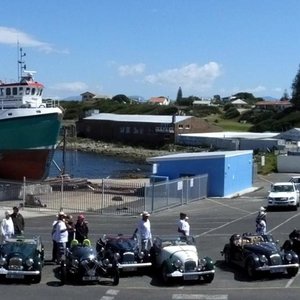 Die pragtige groep Morgan-motors wat Gansbaai besoek het, staan hier â€œin gelidâ€ in Gansbaai hawe geparkeer vir â€˜n amptelike foto-sessie. Die besoek van 2 dae aan Gansbaai was deel van hulle Overberg-toer van sowat 500km van â€œeasy topless drivingâ€, vanaf Somerset-Wes na Agulhas en terug.
